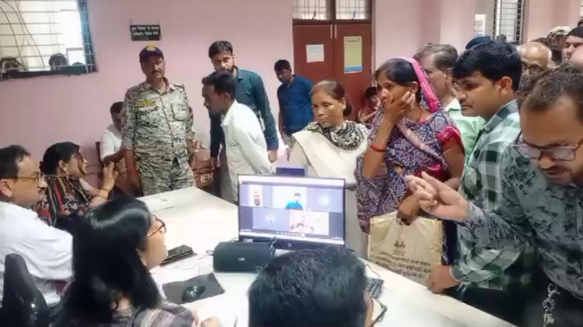 बड़ी खबरः कलेक्टर जनसुनवाई में सुसाइड का प्रयास, महिला ने अपने ऊपर पेट्रोल उड़ेला और पीया भी, हालत गंभीर