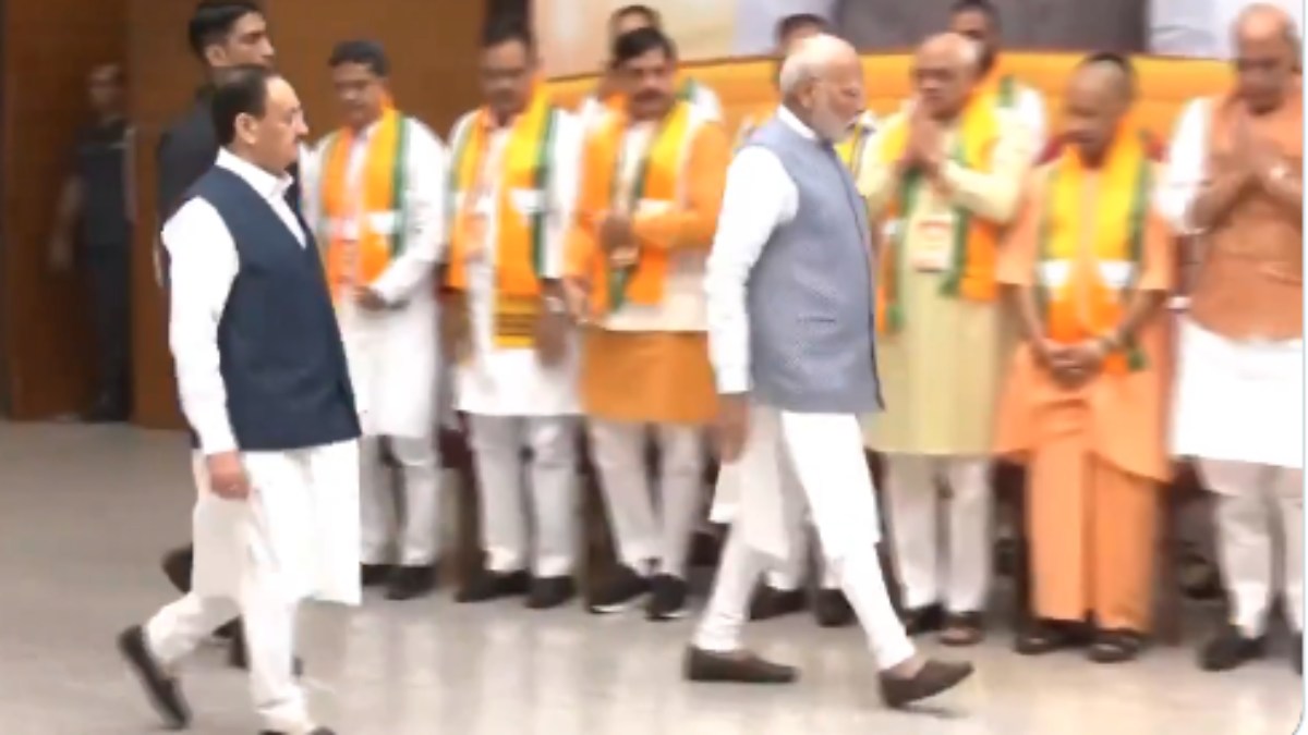 CM योगी ने राजनाथ सिंह को हाथ जोड़कर किया अभिवादन, लेकिन अमित शाह और PM मोदी के सामने नहीं उठाए हाथ! Video वायरल
