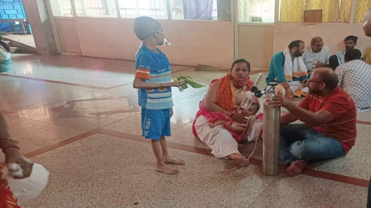 भक्ति की शक्ति का अनूठा उदाहरण: ऑक्सीजन मास्क लगाकर ओंकारेश्वर पहुंचा मासूम, बेंगलुरु से बच्चे को लेकर दर्शन करने पहुंचे दंपत्ति