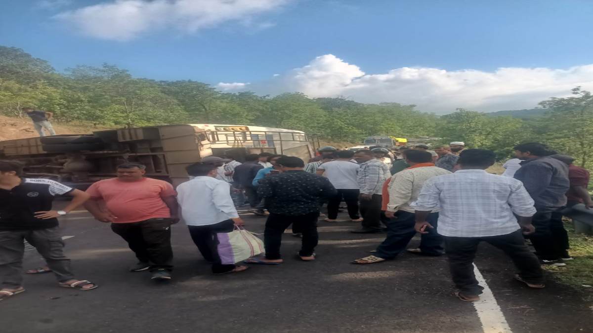 Balaghat Accident: यात्रियों से भरी बस अनियंत्रित होकर पलटी, 12 से ज्यादा घायल, मची चीख-पुकार