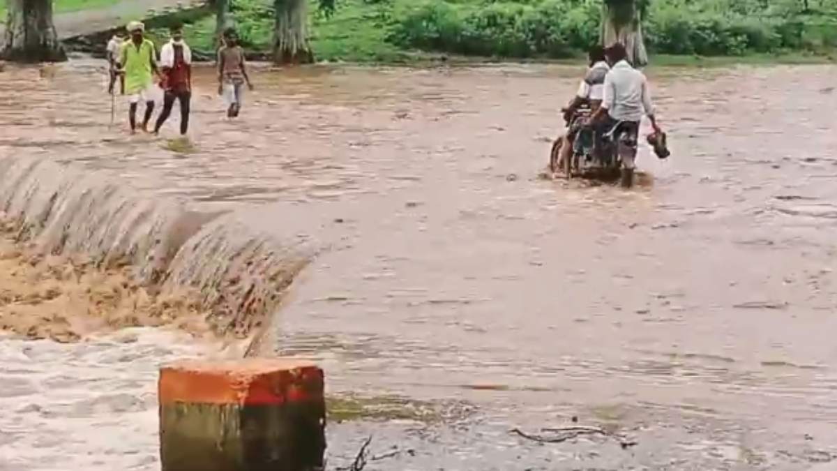 Harda News : जान जोखिम में डालकर नदी पार कर रहे  ग्रामीण, जिम्मेदार सो रहे कुंभकरण की नींद