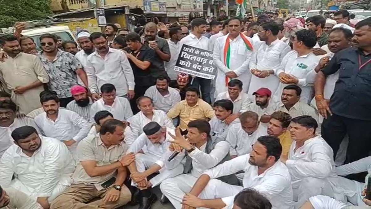 नर्सिंग घोटाले को लेकर सियासी संग्रामः अशोका गार्डन थाने के बाहर कांग्रेस नेताओं ने दिया धरना, दिग्विजय बोले- थाने के अंदर सुंदर पाठ नियमों का उल्लंघन, हम भी बकरा ईद का आयोजन थाने में करेंगे