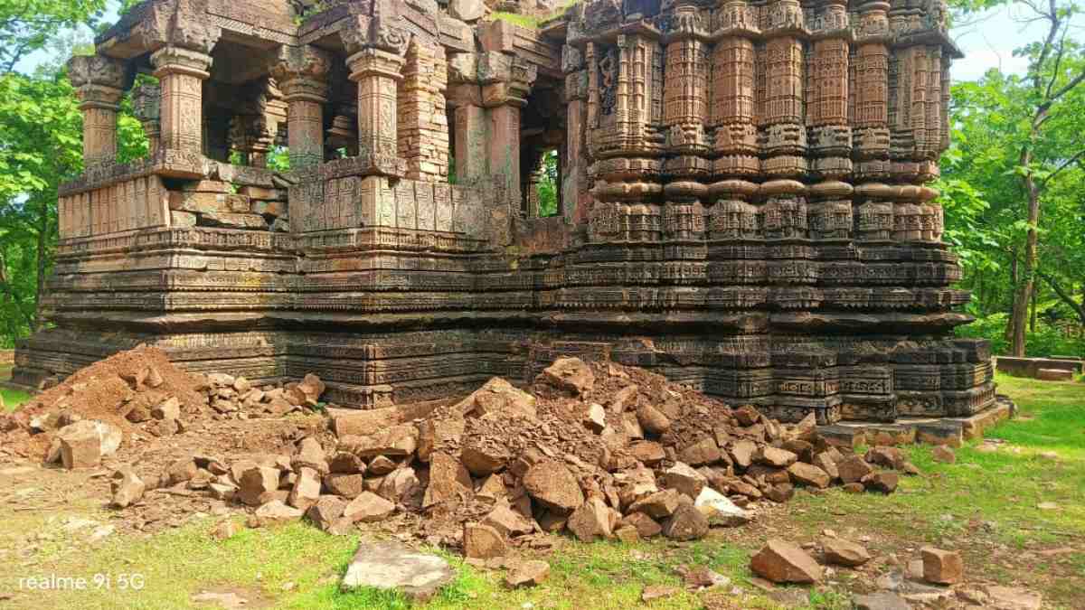 खतरे में विरासत: ऐतिहासिक अजयपाल किला स्थित रंग महल में गडे़े धन की तलाश में खुदाई, पुरातत्व महकमे में पन्ना से लेकर दिल्ली तक हलचल