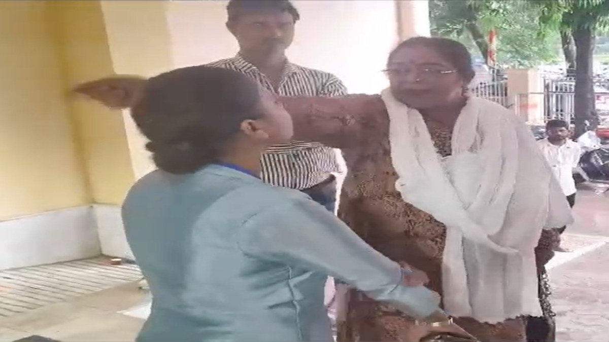 महिला कांग्रेस की बैठक में हंगामाः महिला नेत्री ने राष्ट्रीय अध्यक्ष अलका लांबा पर जूता मारकर बाहर निकालने की धमकी देने का लगाया आरोप