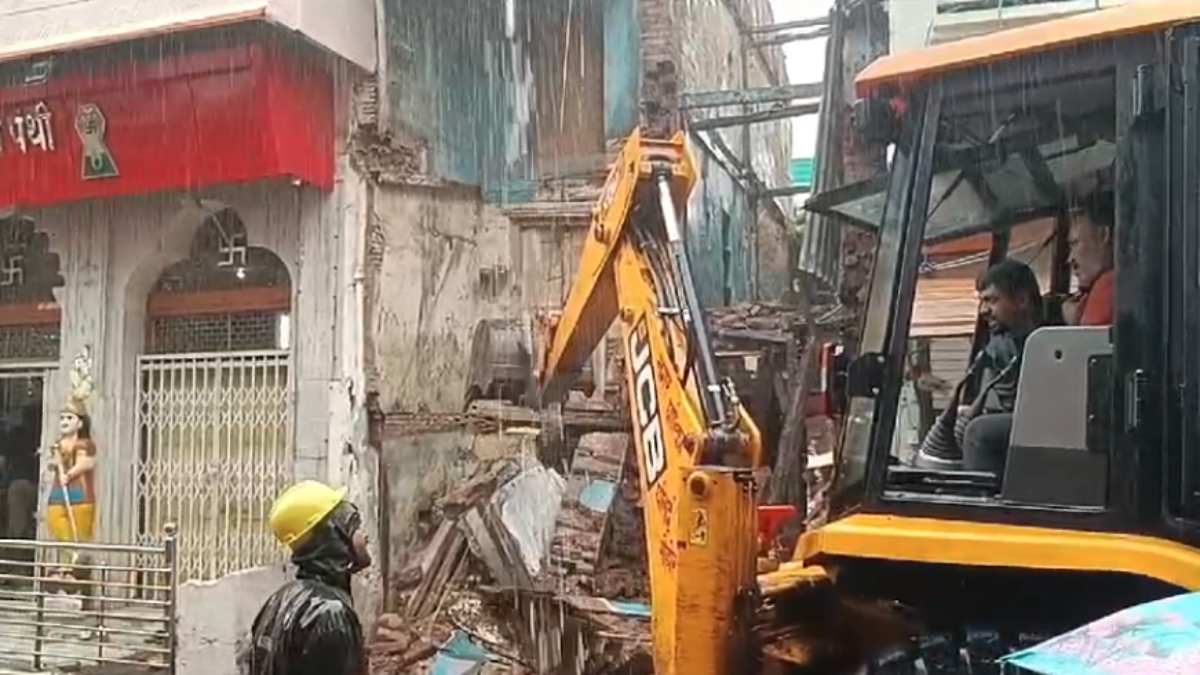 सीहाेर में भरभराकर गिरी मकान की दीवार: मलबे में दबी बुजुर्ग महिला, राहत-बचाव कार्य जारी