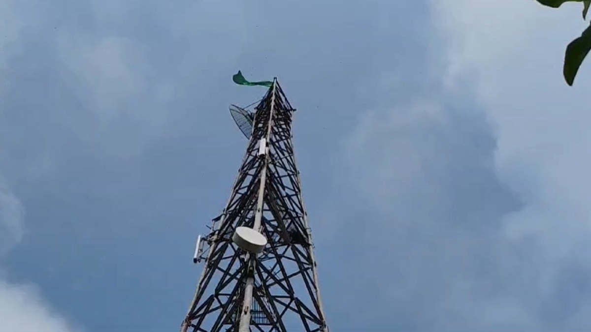 बीएसएनएल के टावर पर फहराया इस्लामिक झंडाः लोगों में आक्रोश, थाने में की शिकायत