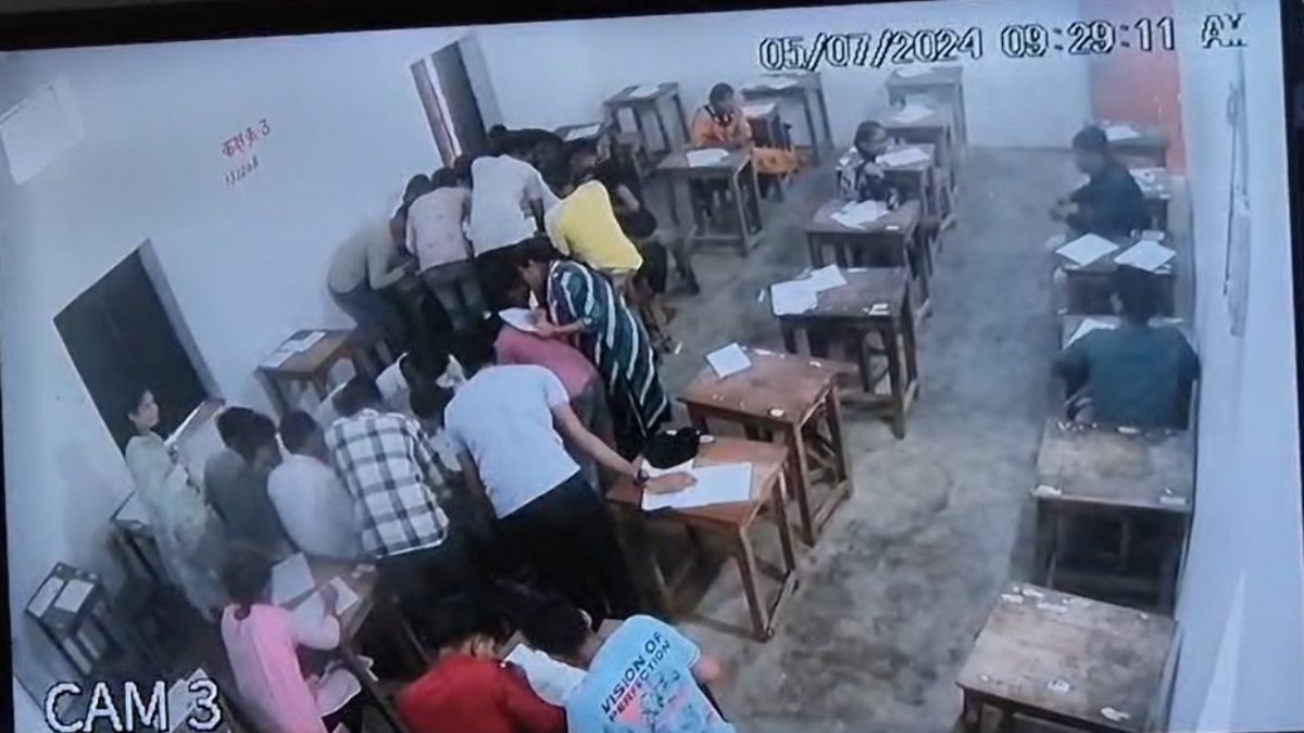 सामूहिक नकल करते परीक्षार्थी कैमरे में कैद: CCTV फुटेज देख अधिकारी के उड़े होश, परीक्षा निरस्त करने SDM ने कलेक्टर को लिखा पत्र
