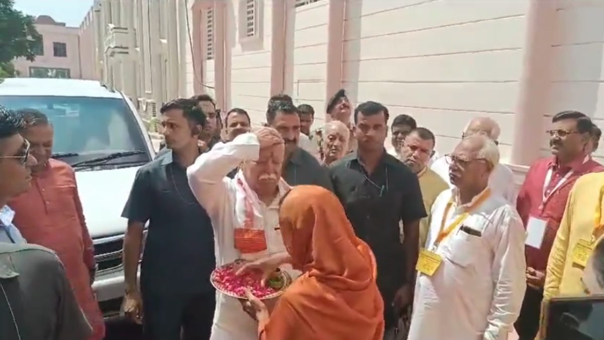 RSS प्रमुख मोहन भागवत पहुंचे अमरोहा, श्रीमद् दयानंद कन्या गुरुकुल में छात्राओं ने किया फूलों से स्वागत