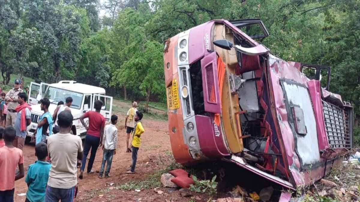 MP Road Accident: इंदौर में नशे में धुत प्रोफेसर ने कार से बुजुर्ग महिला को राैंदा, शहडोल में यात्रियों में भरी बस पलटी, कई लोग घायल
