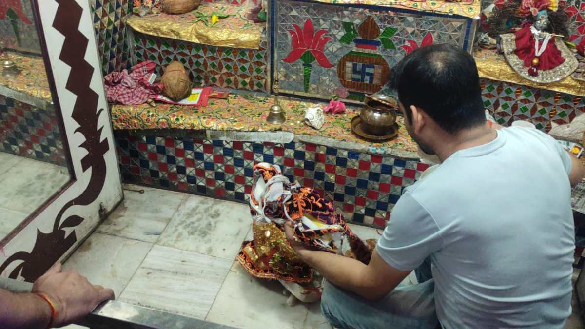 मंदिर में पुजारी पर जानलेवा हमला: युवक ने मूर्ति को बाहर फेंक किया खंडित, अब खा रहा जेल की हवा, ये है पूरा मामला