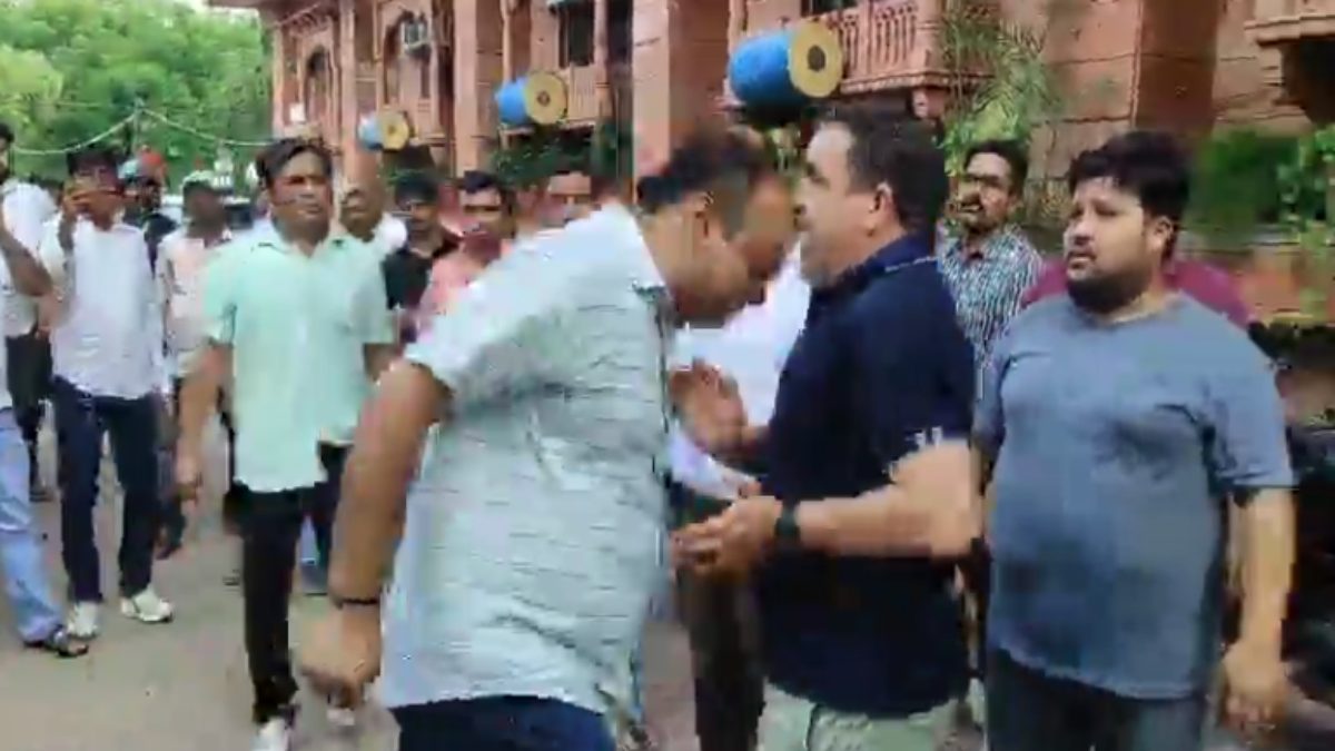 SDM ने फैयाज टक्कर को किया फेल, बुलडोजर चलाने के विरोध करने पर व्यापारी के सिर पर मारी टक्कर, Video वायरल