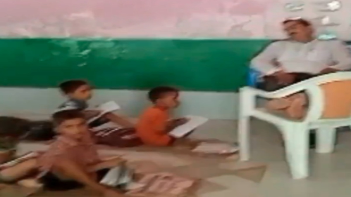अंधकार में बच्चों का भविष्य : स्कूल में पढ़ाने के बजाय कुर्सी पर पैर रखकर सो रहे थे शिक्षक, Video वायरल