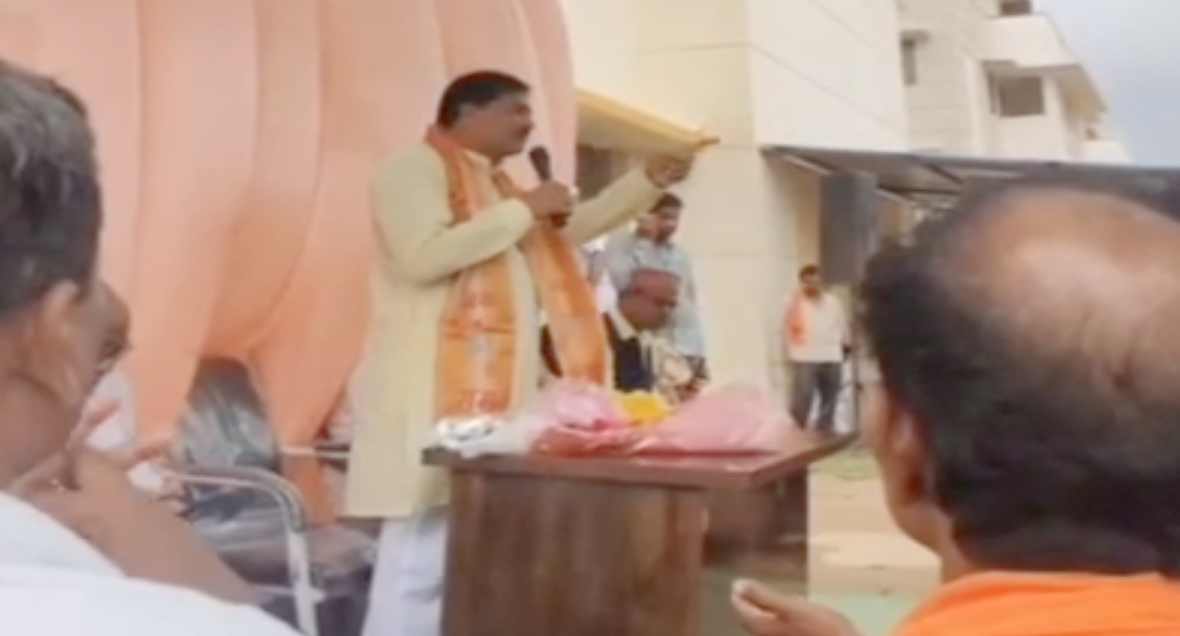 CG NEWS : सोशल मीडिया पर वायरल हो रहा भाजपा विधायक का VIDEO, कार्यकर्ताओं का काम नहीं होने पर अधिकारियों को उल्टा लटका देने की कह रहे बात…