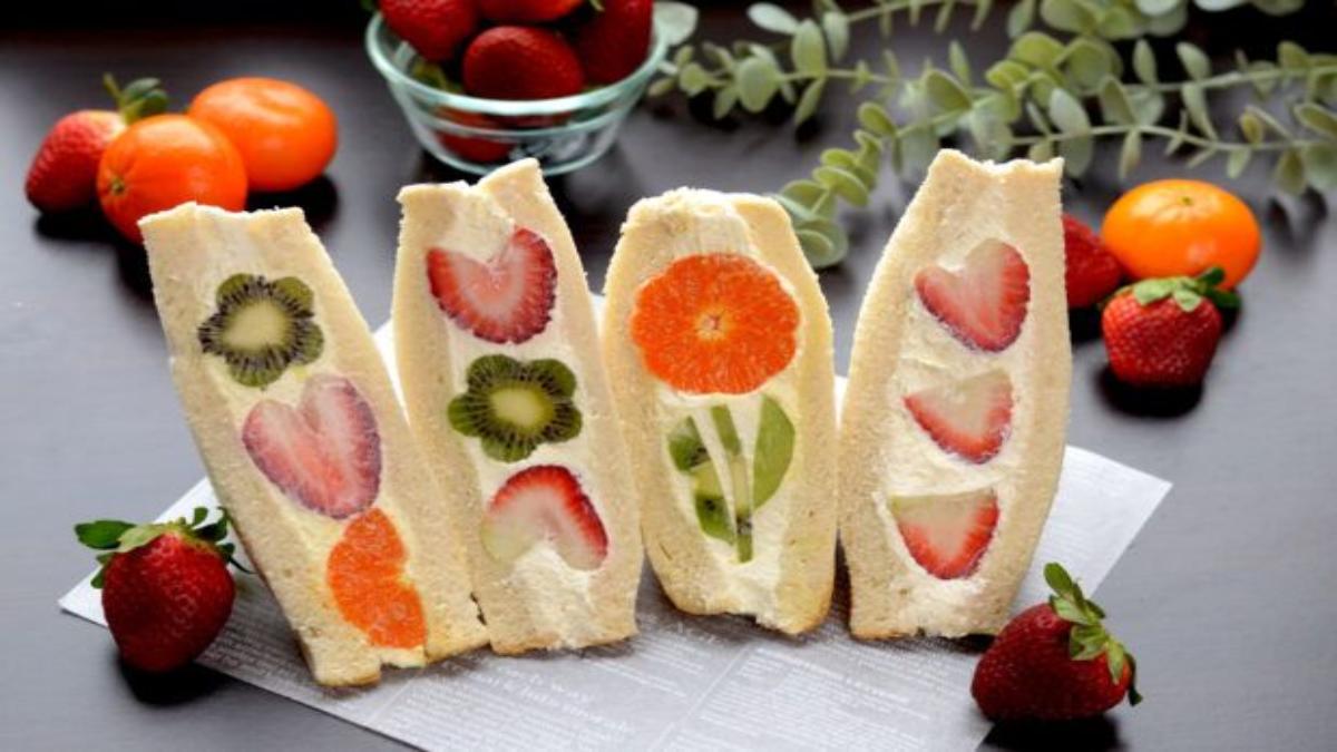 अगर आपके बच्चे नहीं खा रहे फल, तो उन्हें बनाकर दें ये Fruit Sandwich, हो जाएगा पूरा Lunch Box Finish…