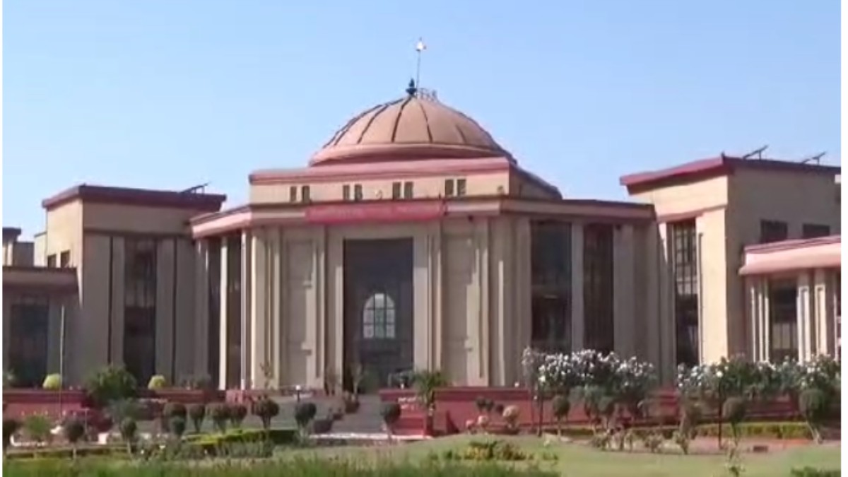 प्रदेश की खराब सड़कों को लेकर हाईकोर्ट में हुई सुनवाई, सीएस और एसडीओ ने प्रस्तुत ​की कंप्लाएन्स रिपोर्ट