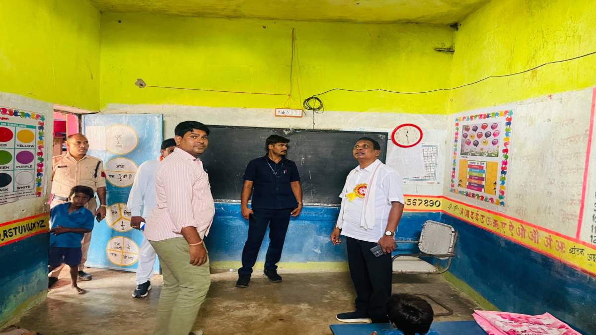 जर्जर स्कूल को देखकर भड़के विधायक ध्रुव, कहा- अफसरों ने किया स्कूल जतन योजना का बंठाधार, नहीं करा पाए भवनों की मरम्मत का कार्य