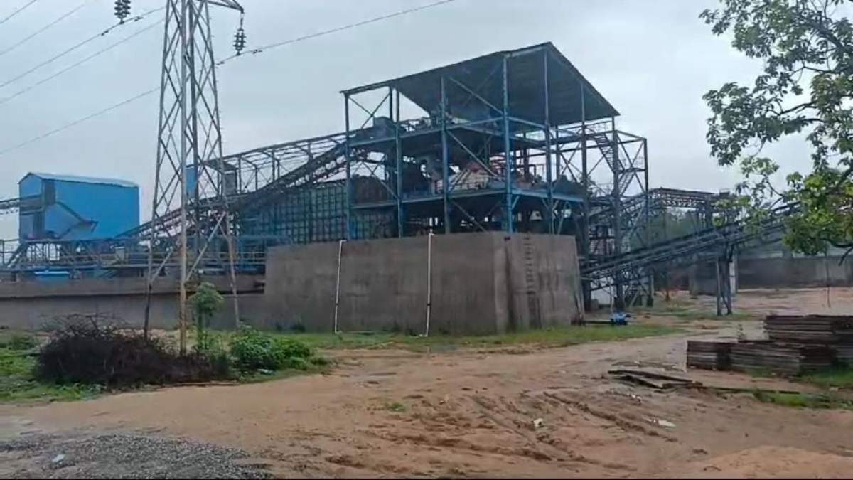 कोल वाशरी में कब्जे को लेकर दो कोयला कारोबारी गुट भिड़े, आगजनी, तोड़फोड़ के साथ कई राउंड फायरिंग