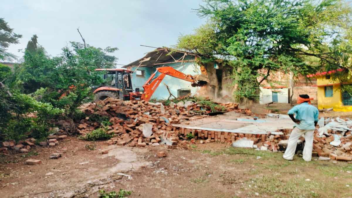 अंग्रेजों के जमाने का स्कूल जमींदोज, नगर के कई नामी लोगों ने की थी शिक्षा ग्रहण, अब सिर्फ यादें बाकी
