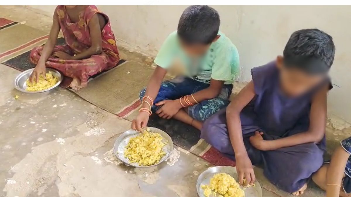 Mid Day Meal : बच्चों को परोसा जा रहा था गुणवत्तावाहिनी भोजन, जिला प्रशासन ने लिया एक्शन, प्रधानपाठक और शिक्षक सस्पेंड