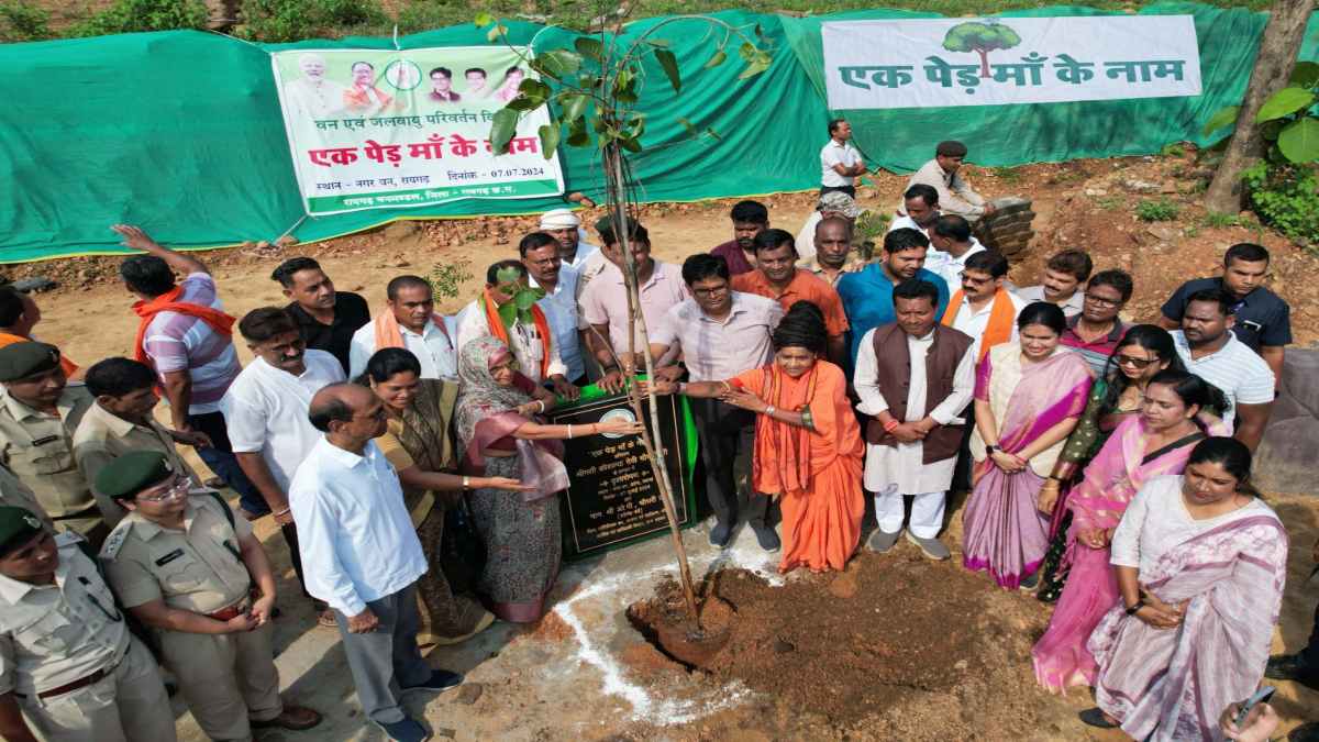 एक पेड़ मां के नाम: वित्त मंत्री ओपी चौधरी ने मां के साथ लगाया पीपल का पेड़, कहा- पेड़ को जीवित रखने के संकल्प के साथ करें पौधारोपण