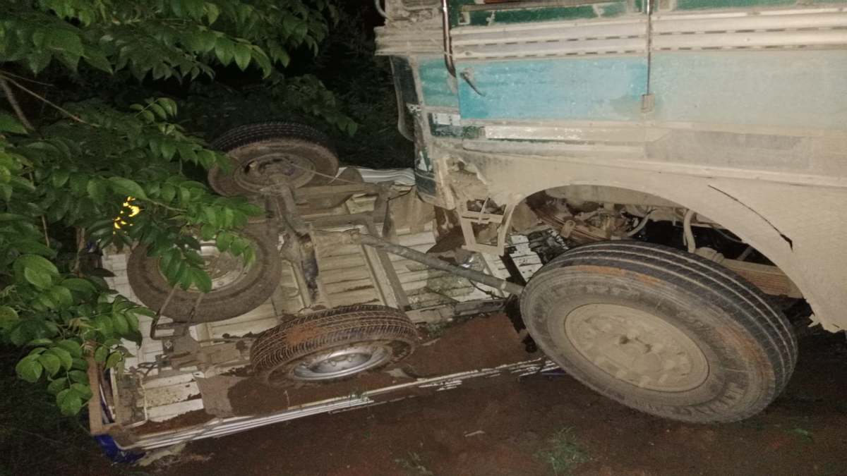 तेज रफ्तार ट्रक और पिकअप की जोरदार भिड़ंत, ड्राइवर की हुई दर्दनाक मौत …