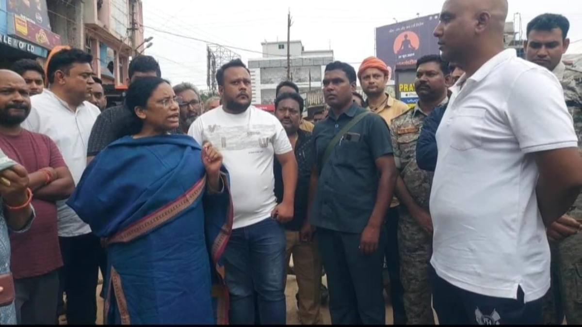 गरीबी रेखा कार्ड बनाने के लिए पैसे लेने वाला अधिकारी सस्पेंड, अफसर के काम से नाखुश विधायक लता उसेंडी ने लगाई थी फटकार