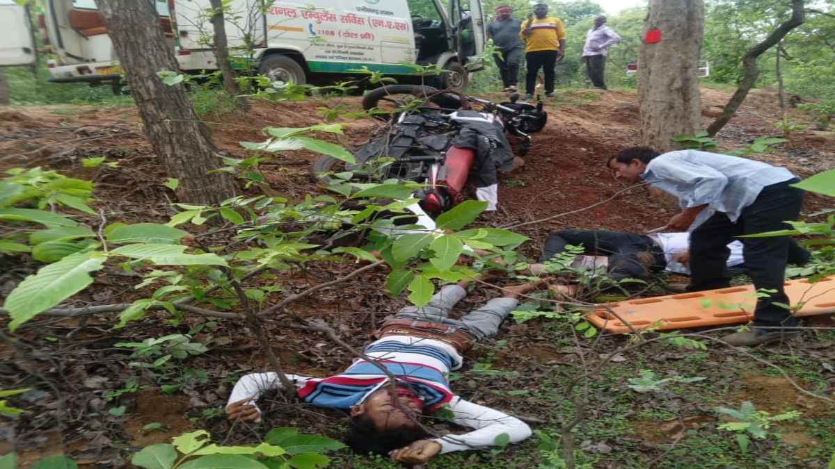 तेज रफ्तार का कहर: पेड़ से टकराई बाइक, हादसे में तीन युवकों की मौत