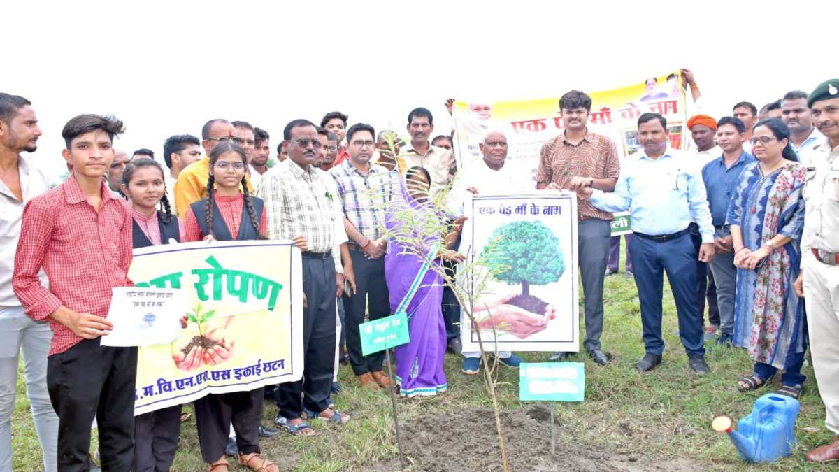 एक पेड़ मां के नाम: विधायक और कलेक्टर ने किया मां के नाम पौधारोपण, आमजनों को दिया पर्यावरण संरक्षण का संदेश