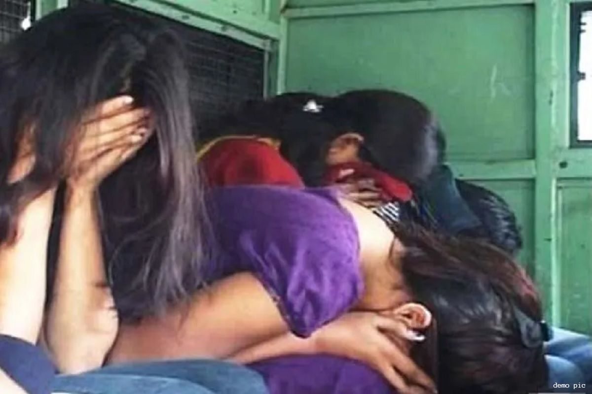 CG में Sex Racket का भांडाफोड़: लाज में चल रहा था जिस्मफरोशी का धंधा, पुलिस ने मारा छापा, 3 लड़कियों सहित 6 गिरफ्तार