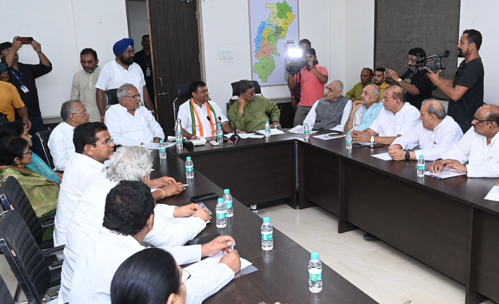 खास खबर: बैज ने बघेल से लिया आशीर्वाद, वरिष्ठ नेताओं का मिला साथ, अध्यक्ष नहीं, संगठन में होगा बदलाव