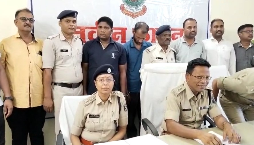 CG में ATM कार्ड बदलकर ठगी करने वाले गैंग का भांडाफोड़, पुलिस ने 2 आरोपियों को किया गिरफ्तार, ऐसे लगाते थे भोले-भाले लोगों को चूना