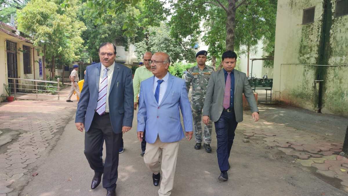 नेशनल लोक अदालत पहुंचे हाईकोर्ट के जज दीपक तिवारी, कहा- Public Court में आपसी रजामंदी से निपट जाते हैं मामले