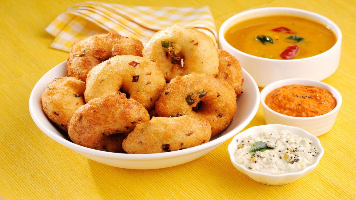 आपने कभी सोचा है कि मेदू वड़ा में छेद क्यों होता है? जवाब जाने यहां और इसे बनाने का परफेक्ट तरीका भी…