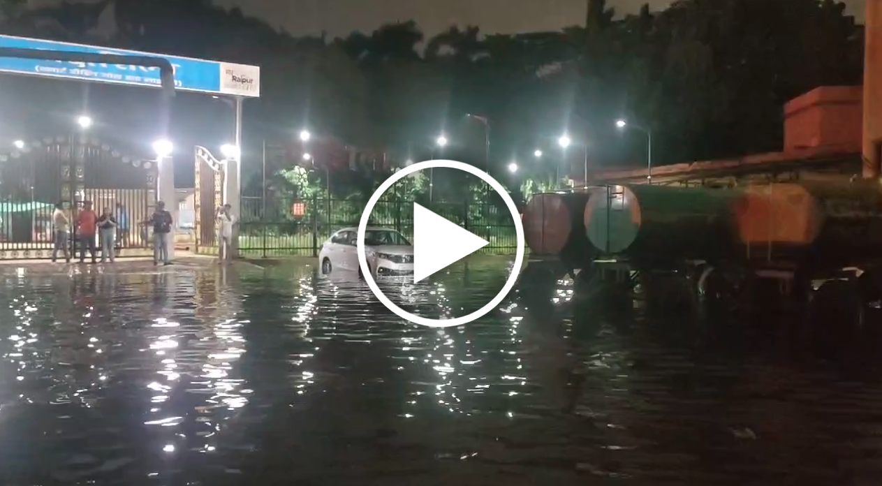 Raipur Breaking: राजधानी में मोतीबाग स्थित पानी टंकी में हुआ लीकेज, सड़क पर बह गया लाखों लीटर पानी, स्मार्ट रीडिंग जोन ‘तक्षशिला’ में फंसे बच्चे
