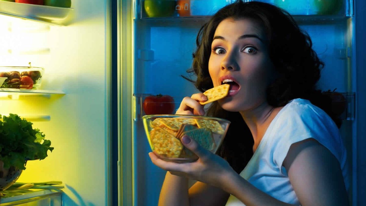 क्या आपको भी है रात में नींद से उठकर खाने की आदत, तो ये है Night Eating Syndrome के लक्षण…