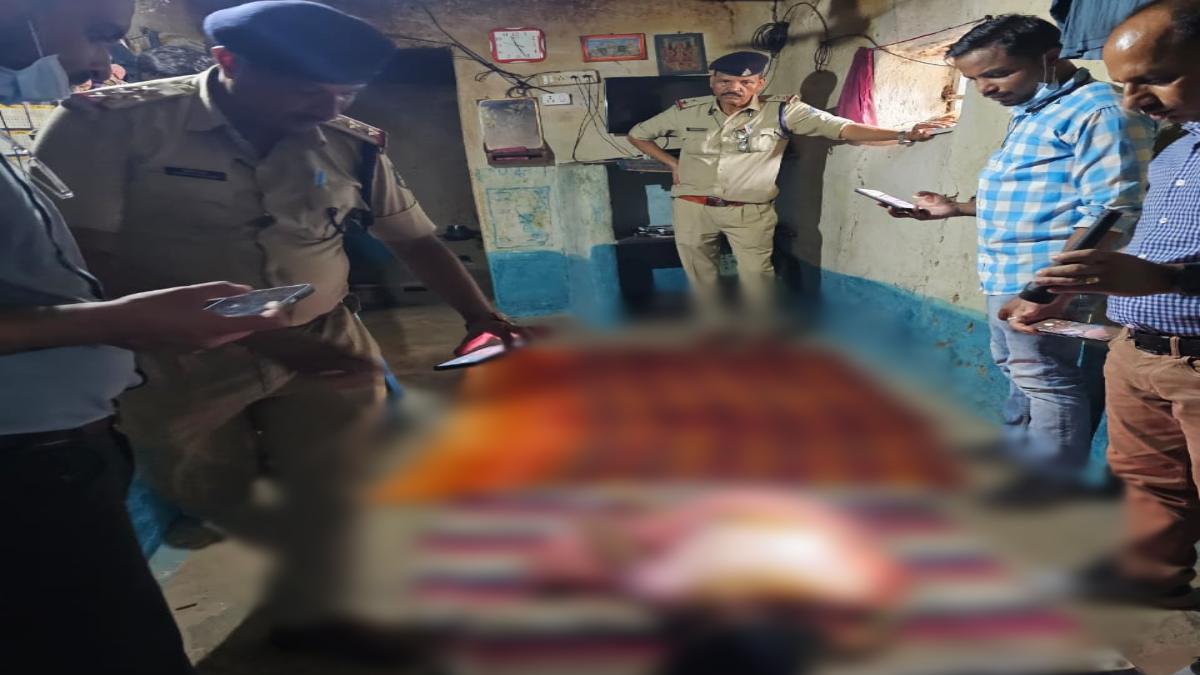 CG Crime : आपसी विवाद पर पति ने पत्नी को उतारा मौत के घाट, रात भर बैठा रहा लाश के पास