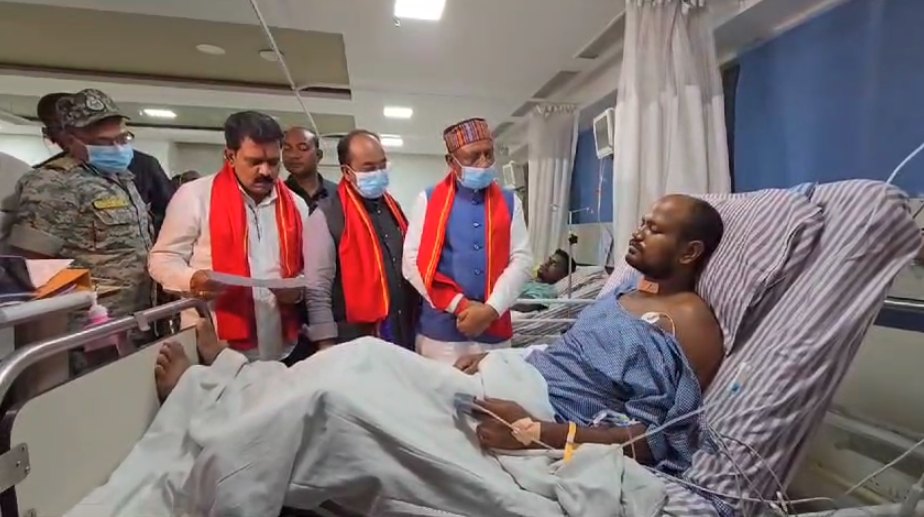 बीजापुर IED ब्लास्ट में घायल जवानों से मिलने पहुंचे CM साय, डिप्टी सीएम विजय शर्मा और अरुण साव भी पहुंचे अस्पताल