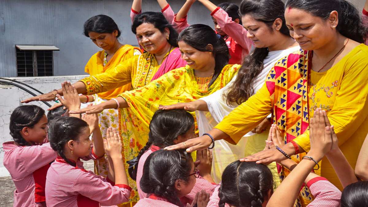 Guru Purnima 2024: गुरु पूर्णिमा पर छत्तीसगढ़ के सभी स्कूलों में मनाया जाएगा उत्सव, इन कार्यक्रमों का होगा आयोजन