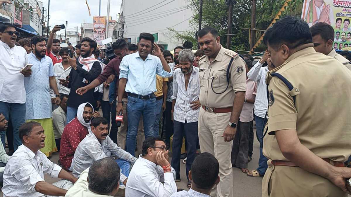 रायपुर में अपराध और नशे के कारोबार के खिलाफ लोगों का फूटा गुस्सा, पुलिस प्रशासन के खिलाफ नारेबाजी कर किया चक्काजाम