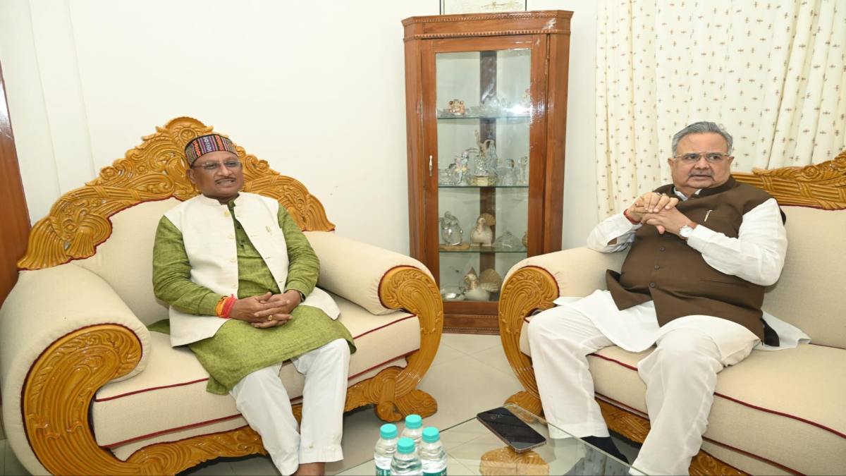 मानसून सत्र से पहले सीएम विष्णु देव साय ने की विधानसभा अध्यक्ष डॉ. रमन सिंह से मुलाकात