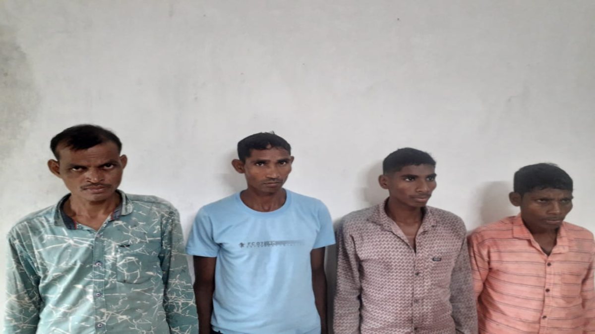 पुलिस वाहन को उड़ाने वाले 4 नक्सली गिरफ्तार, विस्फोटक पदार्थ बरामद