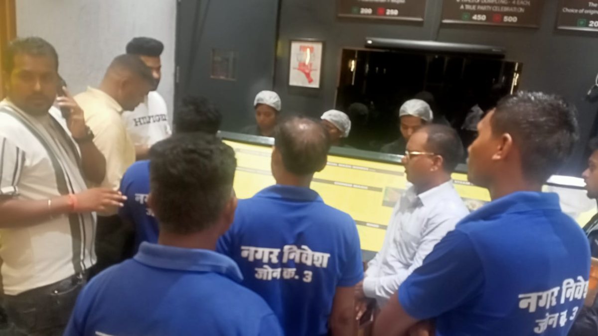 नगर निगम की टीम पहुंची मरीन ड्राइव, एक दर्जन खाद्य दुकानों का किया निरीक्षण, साफ-सफाई नहीं होने पर लगाया 1 लाख से अधिक का जुर्माना