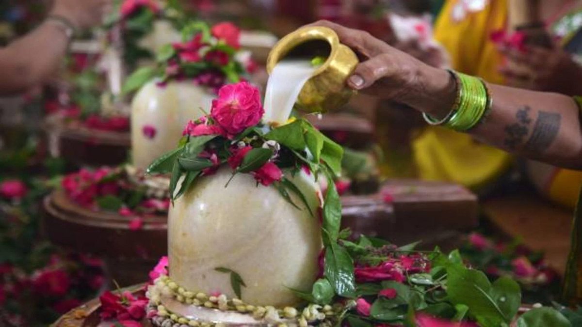 सावन सोमवार के दिन रुद्राभिषेक कराने का है बहुत महत्व, यहां जाने इसके नियम एवं पूजन विधि…
