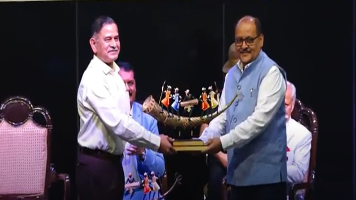 अरुणाचल प्रदेश के राज्यपाल, थल सेना अध्यक्ष द्विवेदी और एडमिरल त्रिपाठी को बस्तर की कला संस्कृति से कराया अवगत, कलेक्टर ने भेंट किया प्रतीक चिन्ह