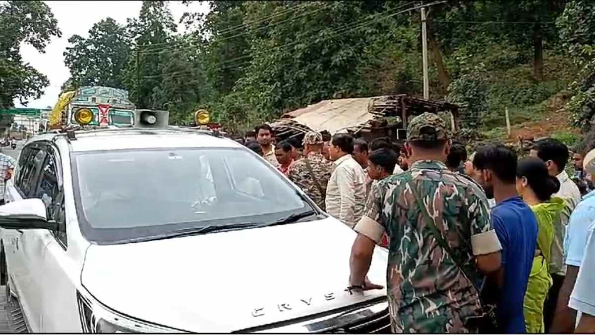 निरीक्षण पर निकले कलेक्टर के काफिले को ग्रामीणों ने रोका, तो इधर नाराज CEO ने निर्माण कार्य में लापरवाही को लेकर अधिकारी को जारी किया शो कॉज …