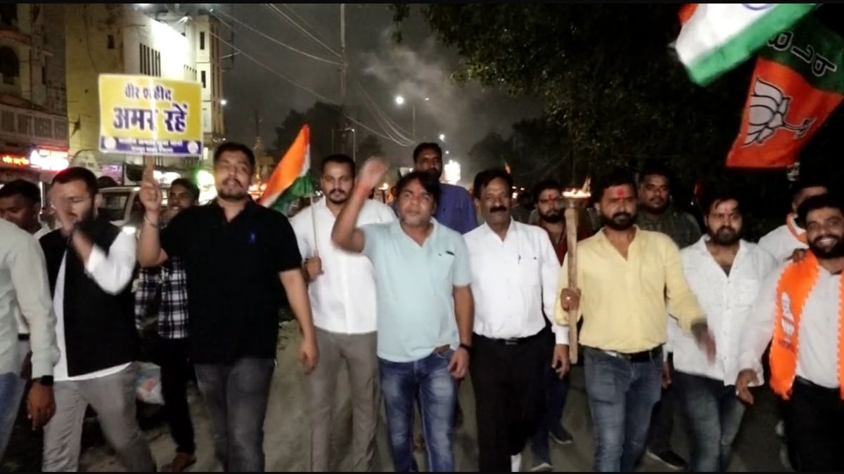 कारगिल दिवस के 25 साल पूरे होने पर भाजयुमो ने निकाली मशाल रैली, रिटायर्ड फौजी हुए शामिल, वीर जवानों को किया नमन