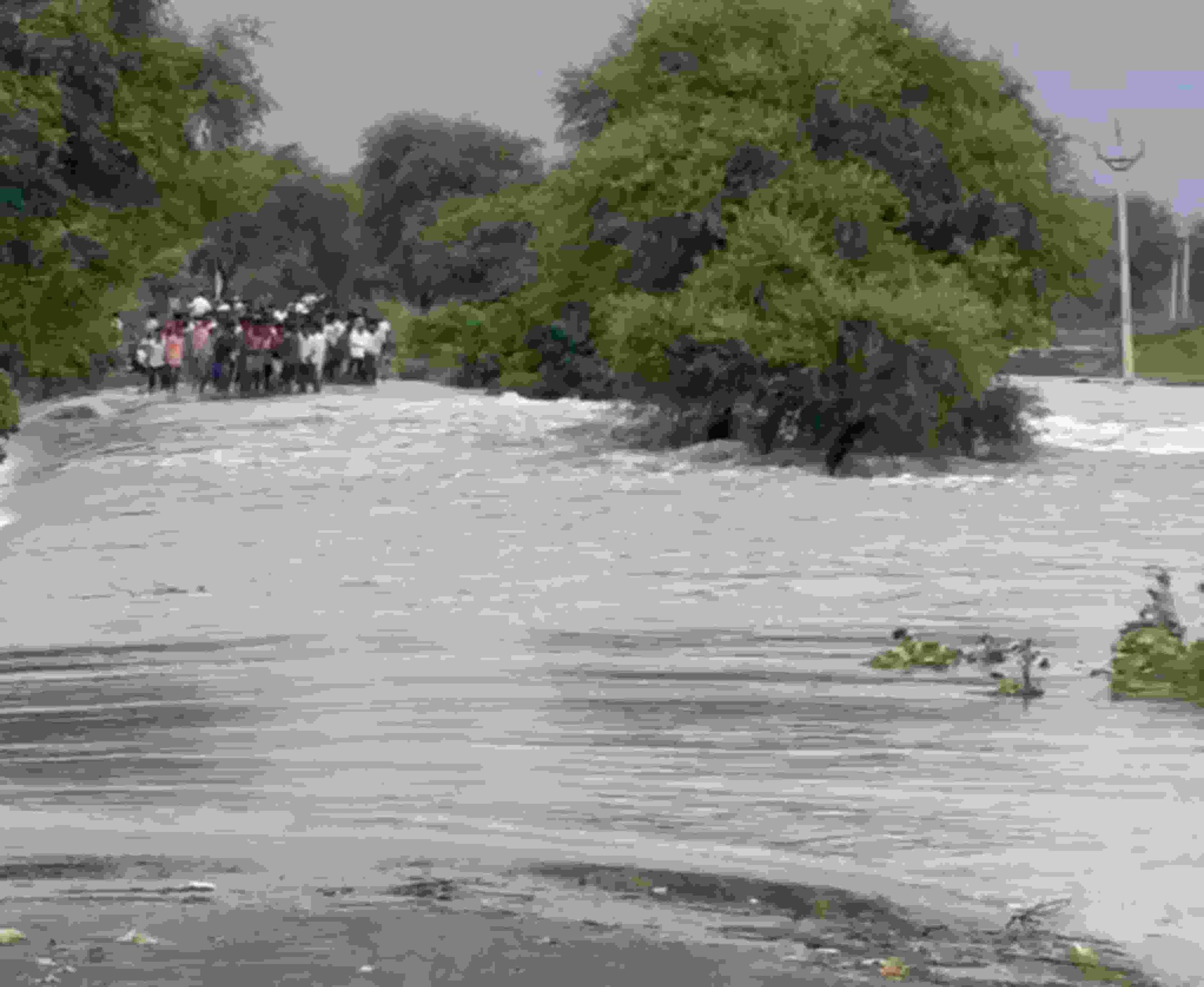 देवरीडीह जलाशय का एक छोर फूटा, खेतों में पानी का सैलाब, फसल खराब होने की आशंका