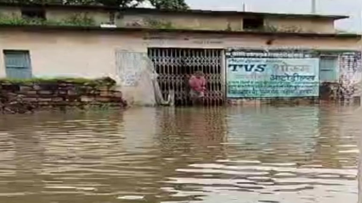 जलाशय का एक छोर फूटने से गणेशपुर गांव के घरों में घुसा पानी, लोगों का हाल-बेहाल, जनजीवन अस्त-व्यस्त