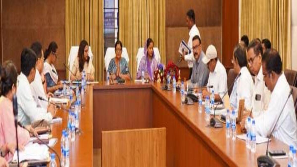 केंद्रीय महिला एवं बाल विकास राज्यमंत्री सावित्री ठाकुर ने की योजनाओं की समीक्षा, कहा- महिलाओं और बच्चों की बेहतरी के लिए करें हरसंभव मदद