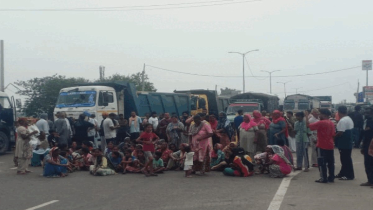 बिजली और पानी की समस्या को लेकर सड़क पर उतरे लोग, सरकार के मुफ्त बिजली को लेकर कहा- बिजली ही नहीं तो बिल कहां से आएगा…